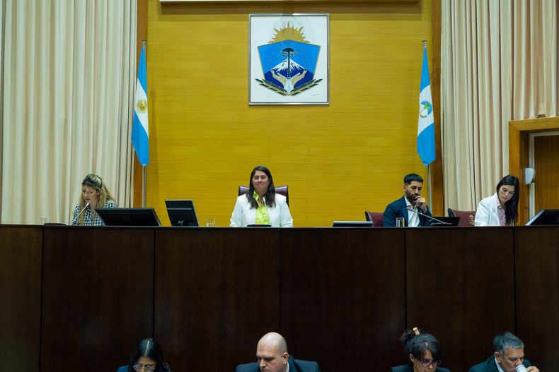 Marita Villone preside la sesión que aprobará el presupuesto 2024 para Rolando Figueroa en Neuquén.