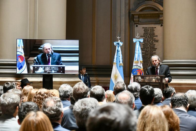 Maqueda fue ovacionado en su despedida, tras 22 años en la Corte Suprema. 