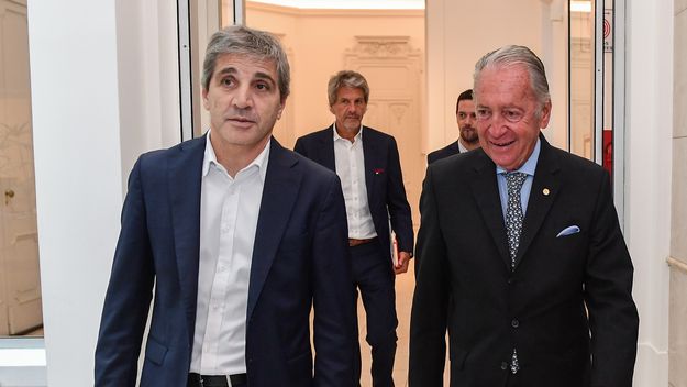 Toto Caputo con el titular de la UIA, Daniel Funes de Rioja