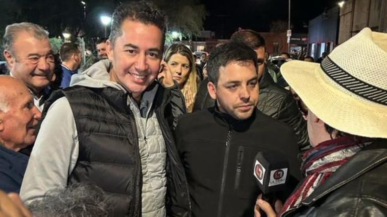 El vicegobernador Manuel Calvo y el legislador Francisco Fortuna viajaron a Laguna Larga para festejar el triunfo del intendente Matías Torres Cena.