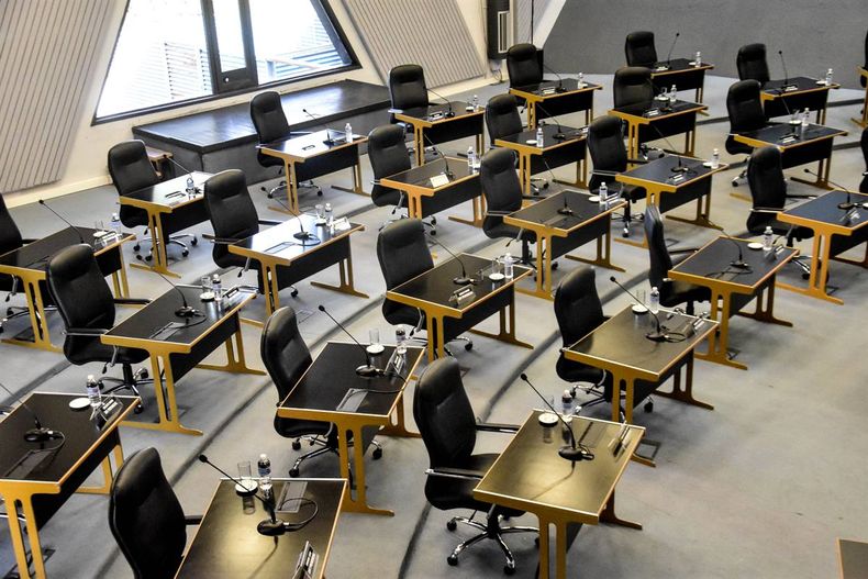 Hay unas sillas vacías. La oposición no ocupó sus bancas en la Legislatura de La Pampa y la falta de quórum impidió que saliera el aporte solidario obligatorio. Foto: www.radiokermes.com