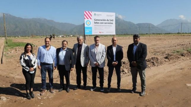 ferraresi entrego viviendas y creditos para construccion en la rioja