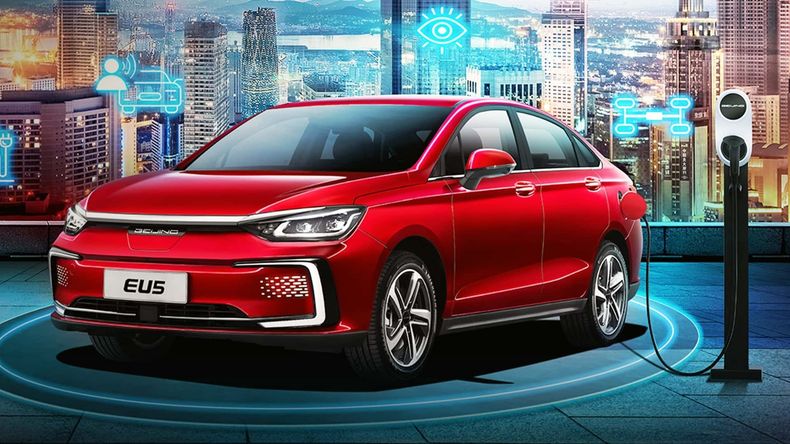 Toto Caputo entrega dólares para traer autos híbridos y eléctricos baratos