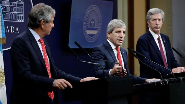 Juan Pazo, titular de la ARCA, Toto Caputo y Santiago Bausili 