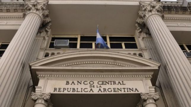 con el dolar sin freno, el banco central eleva la tasa al 60%