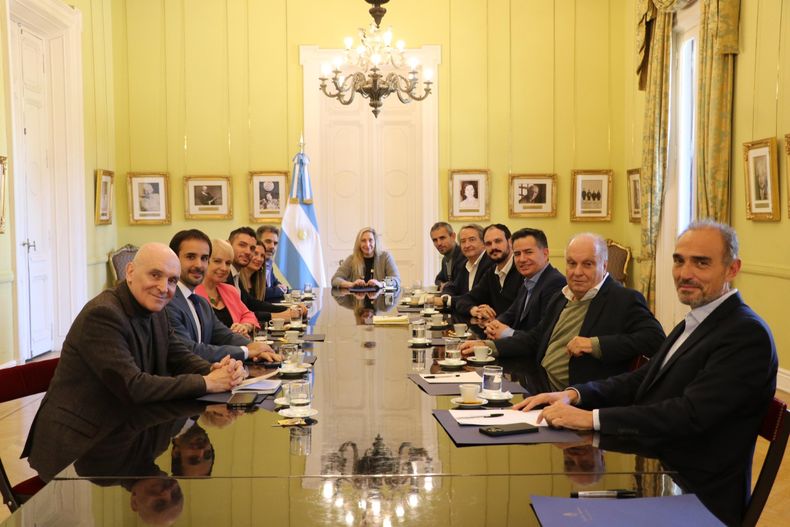 Karina Milei con los bloques de Diputados del PRO y LLA.&nbsp;