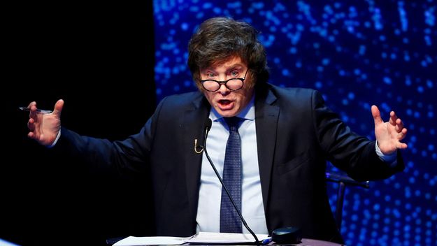 Milei agita el bidón de nafta y el Gobierno se resigna a un dólar a $1000