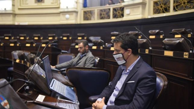 el trio para la moderacion con estandarte vidalista y los halcones aislados