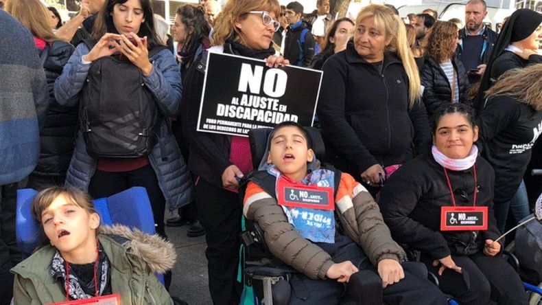 Protesta de mujeres frente a la Quinta de Olivos contra el ajuste en discapacidad. 