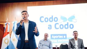 Daniel Passerini en el acto de entrega de aportes económicos a 40 Centros Vecinales, en el marco del programa Codo a Codo