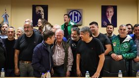 Axel Kicillof en la sede de la CGT por el Día del Trabajador le sonríe a Pablo Moyano con Héctor Daer a su derecha. Foto: Pilar Camacho Axel Kicillof en la sede de la CGT por el Día del Trabajador le sonríe a Pablo Moyano con Héctor Daer a su derecha. Foto: Pilar Camacho