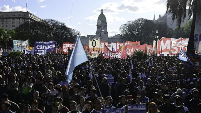 otro hito en la protesta contra milei: una multitud transversal copo el congreso
