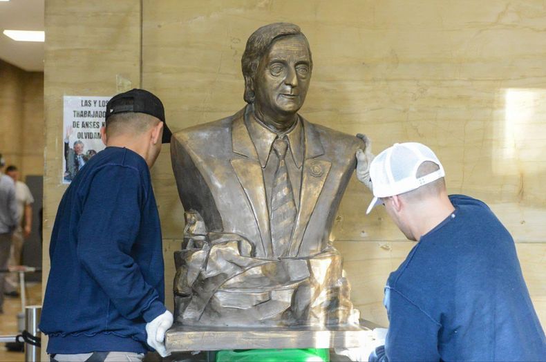 Busto de Néstor Kirchner retirado de ANSES