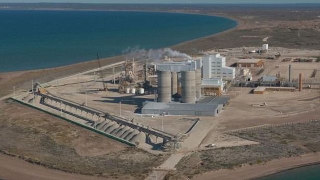 san antonio oeste: cautelar contra camuzzi ayuda a una empresa clave