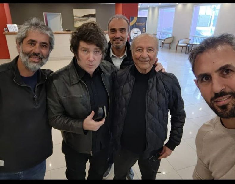 Adrián Menem, Eduardo Menem, Lule Menem y Martín Menem con Javier Milei.