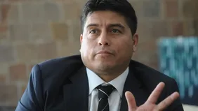 Claudio Vidal, gobernador de Santa Cruz, enfrenta una situación de máxima tensión.