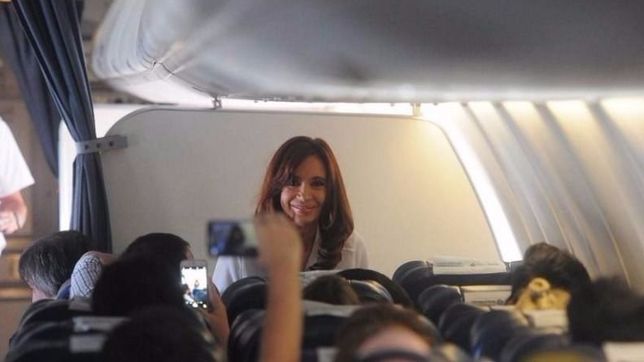 retorno al sur de cfk: clase turista, caniche y saludos para todos y todas