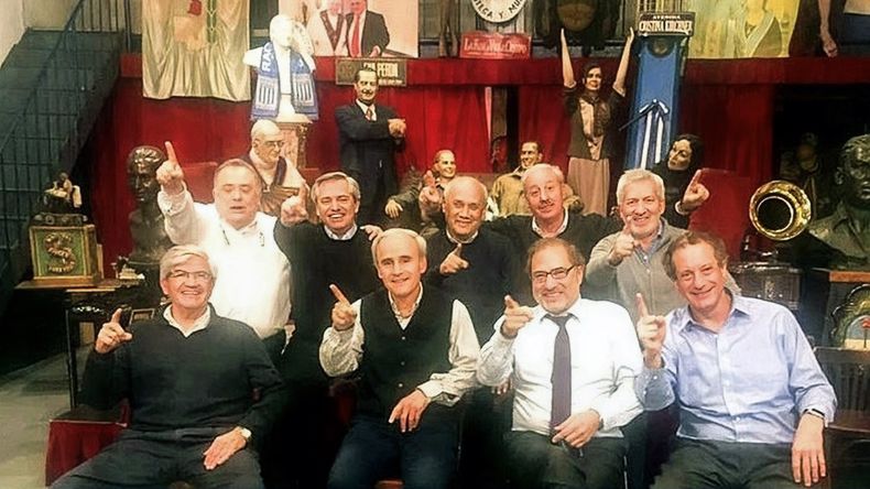 Alberto Fernández y sus amigos en el café Las Palabras.