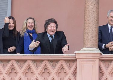 Javier Milei farmenado aura en el balcón de la Casa Rosada.