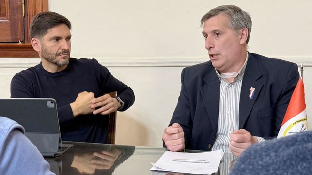 Maximiliano Pullaro junto a su ministro de Economía, Pablo Olivares, encargado de negociar con Diego Santilli.