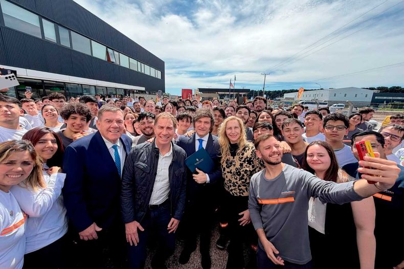Javier Milei viaja a Mar del Plata: caminata con público random, vidriera de precandidatos y máxima pureza.