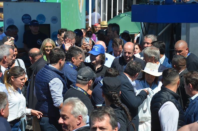 Javier MIlei en Expoagro con una gorra de MAGA.&nbsp;