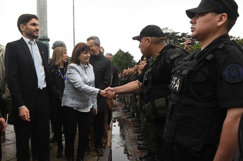 Patricia Bullrich y el gobernador Maximiliano Pullaro en la presentación del Plan Bandera. Ahora contarán con el apoyo de las Fuerzas Armadas.