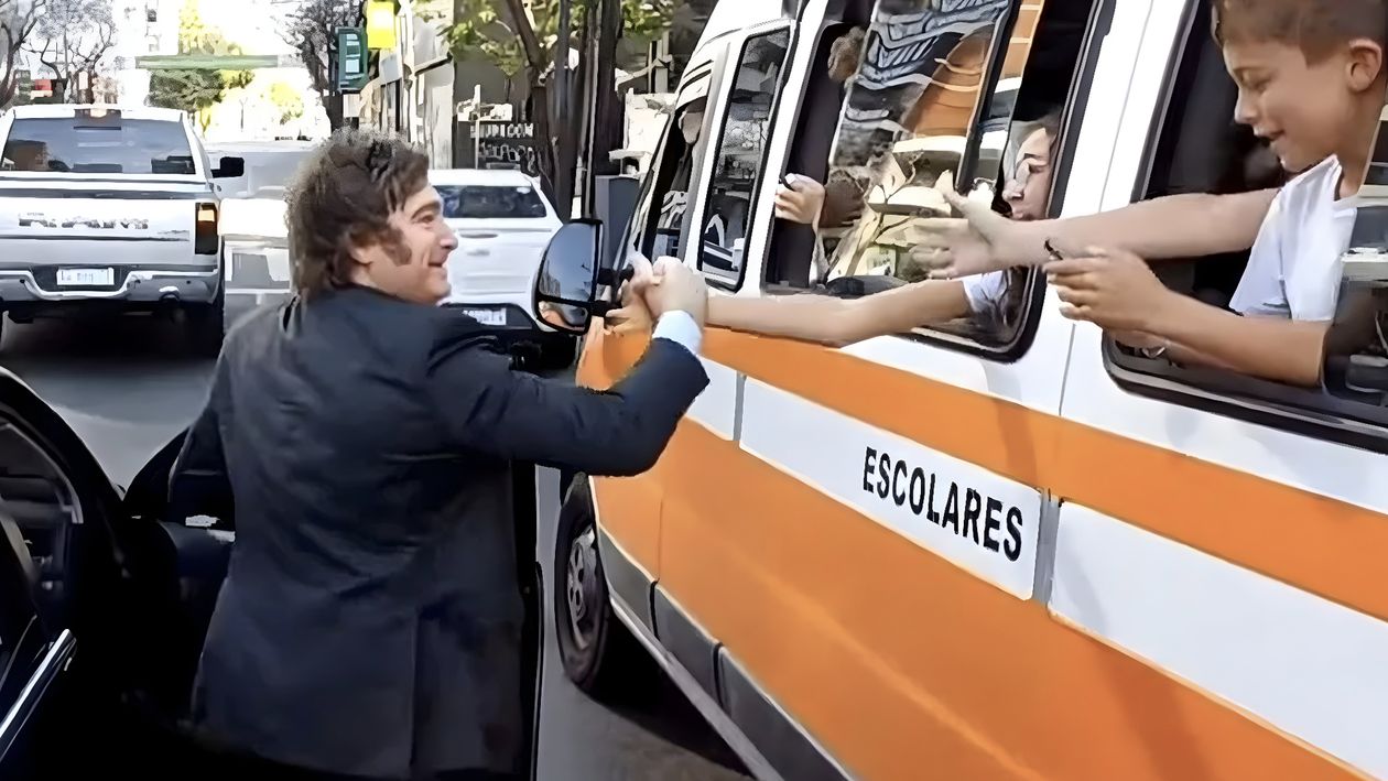 Milei saludando a estudiantes