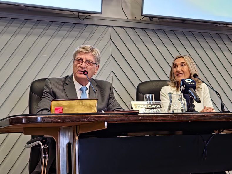 El gobernador de La Pampa, durante su mensaje de este domingo en la Legislatura provincial, junto a la flamante vicegobernadora Alicia Mayoral.