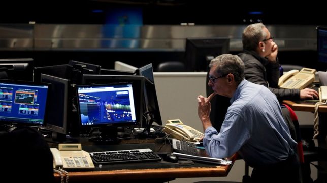 en agosto, la bolsa perdio 41,4%, dolar subio 37,80% y riesgo pais se triplico