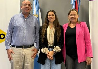 Nancy Ballejos, presidenta del PRO en Entre Ríos por los próximos dos años, juntos sus vicepresidentes: Esteban Vitor y Verónica Berisso.