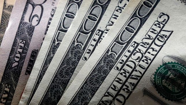 el dolar paralelo presiona mas y pone en un brete a la politica oficial