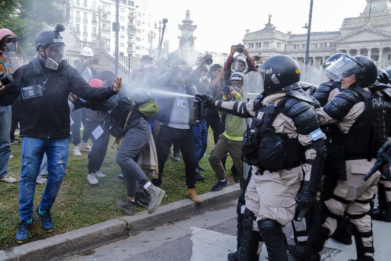 La Policía de Patricia Bullrich avanza sobre periodistas equipados con cascos y máscaras claramente identificados como 