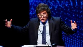 Milei agita el bidón de nafta y el Gobierno se resigna a un dólar a $1000