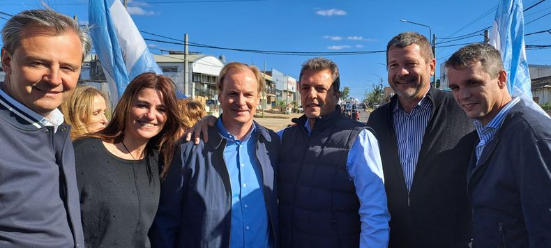 Sergio Massa, durante la caravana en Concordia, junto al gobernador Bordet y los candidatos locales.
