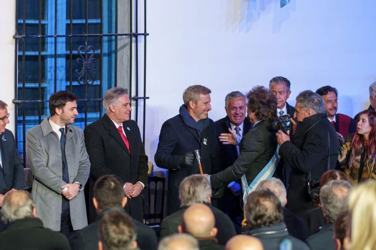Rogelio Frigerio, gobernador de Entre Ríos, y Javier Milei, el día que se firmó el Pacto de Mayo en Tucumán.&nbsp;