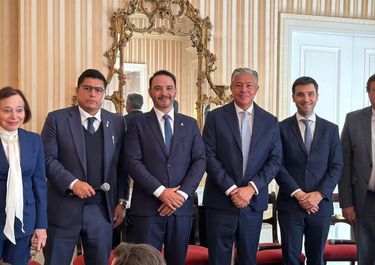 Toto Caputo se apoya en los gobernadores para conseguir inversiones