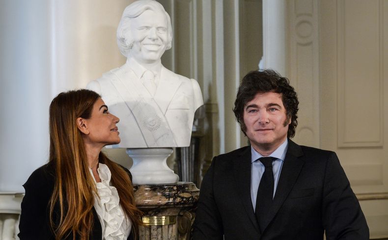 Javier Milei inaugura el busto de Carlos Menem en la Casa Rosada junto a Zulemita, la hija del expresidente. 