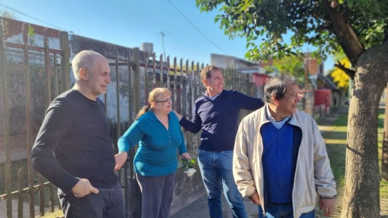 Una de las fotos de la recorrida de hoy por La Matanza. Diego Santilli Horacio Rodríguez Larreta Héctor Toti Flores
