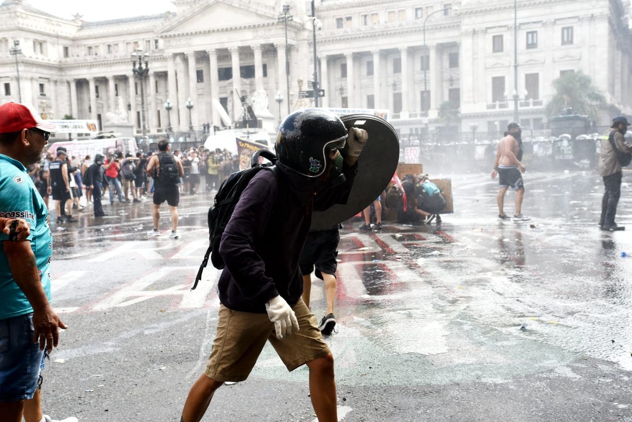 Incidentes frente al Congreso en la marcha contra la reforma laboral.