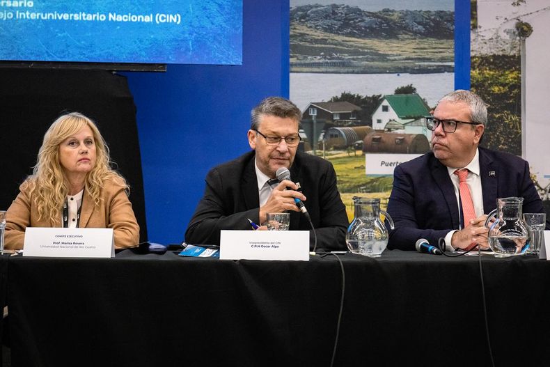 La asunción de Alpa, rector de la Universidad de La Pampa, como presidente del CIN, durante el encuentro en San Luis. 