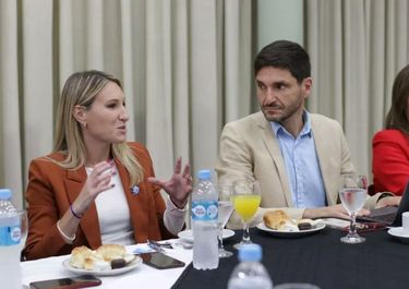 Virginia Coudannes, la vocera del gobierno de Santa Fe, junto al gobernador Pullaro.