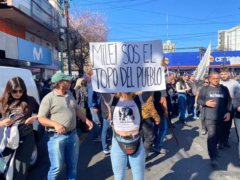 Así recibieron a Javier Milei en Lomas de Zamora.