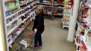 Changuitos vacíos y ventas por el piso en la economía de Javier Milei.