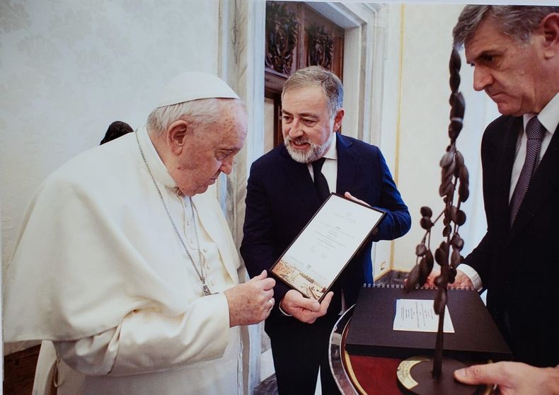 Gustavo Guillermé le muestra su proyecto al papa Francisco
