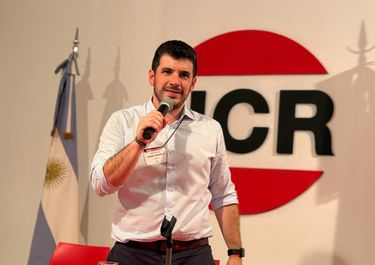 El presidente de la UCR trabaja para alcanzar una síntesis entre senadores y gobernadores del partido.
