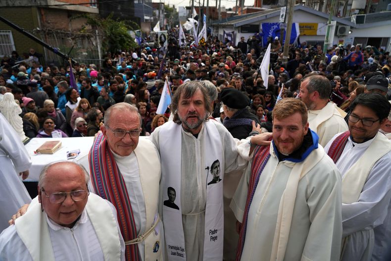 El padre Pepe Di Paola y otros curas villeros en la misa de desagravio al papa