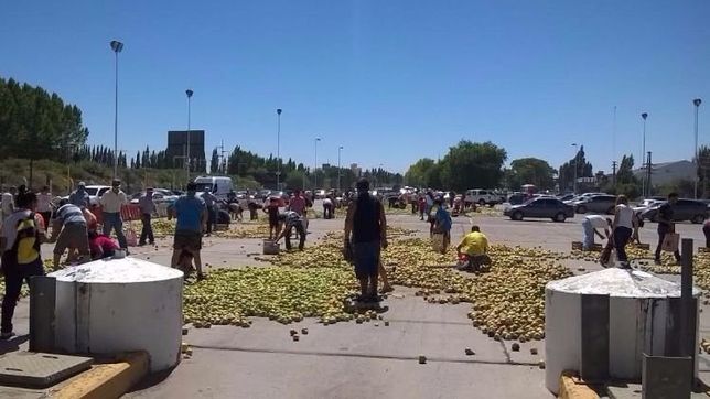 productores volvieron a tirar toneladas de fruta en el alto valle