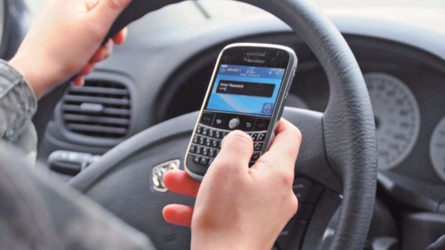 el pro quiere profundizar los castigos para quienes manejan con el celular