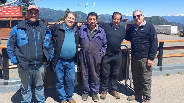 Patagonia: Ricardo Troncoso, jefe de Comercio en Neuquén (segundo desde la izquierda) junto a trabajadores del complejo Chapelco.